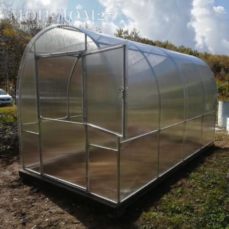 Теплица Трубная Двушка 2х4 метра с поликарбонатом | Мой-Дом27 | Каркас изготовлен из оцинкованной замкнутой трубы 20*20 мм.<br>
 <b>Ширина - 2 метра</b>. Высота - 2,15 метра. Длина 4 метра.<br>
 Выдерживаемая снеговая нагрузка - 100 кг/м2. Выдерживаемая ветровая нагрузка - до 22 м/с.<br>
 Расстояние между дугами 1 метр. <b>Толщина металла дуг 1,2 мм</b>. Ширина двери 0,96 метра.<br>